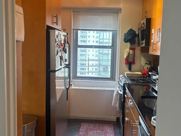 200 East 64th Street image 1 of 18