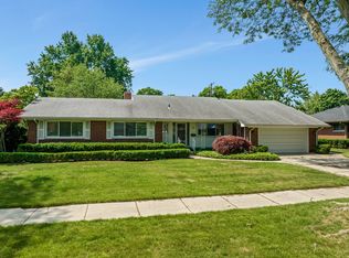 15 S Edgewood Dr, Grosse Pointe Shores, MI 48236