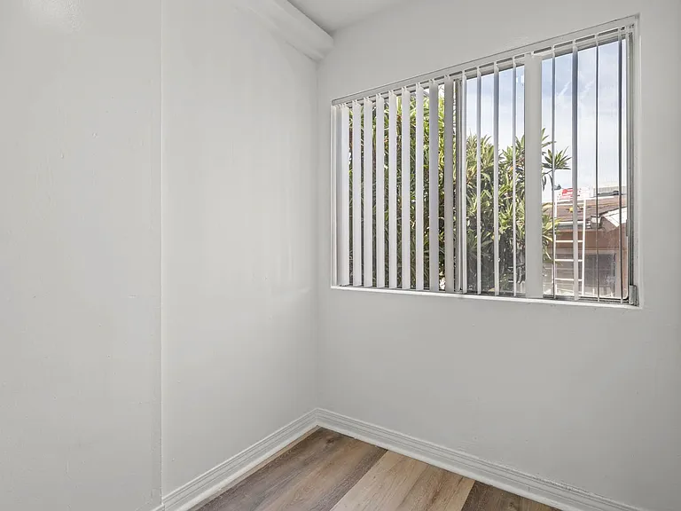 935 S Mariposa Ave — Photo 6