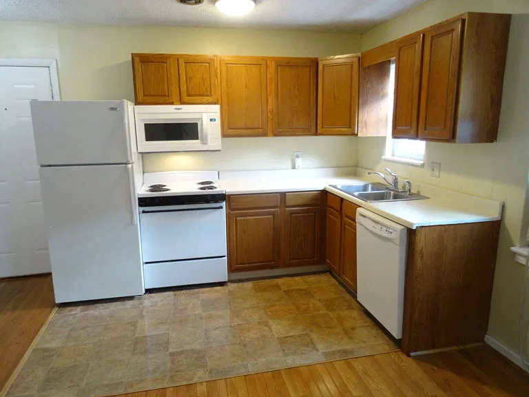 4 bed, 900 sqft, $3,200 — Photo 2