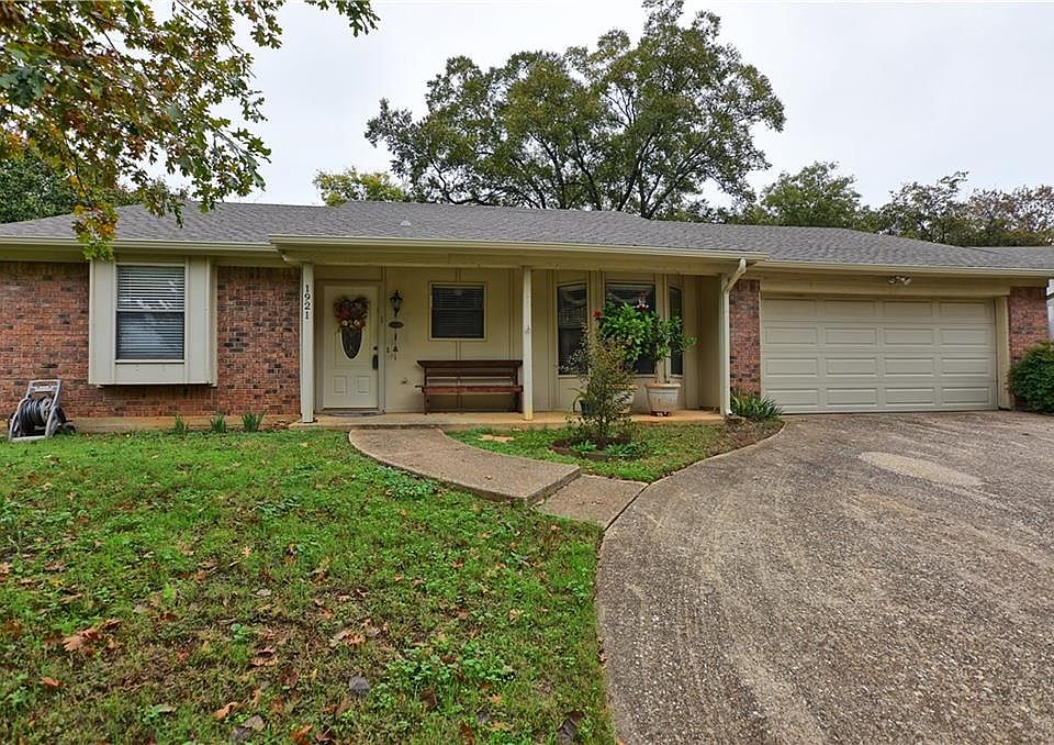 1st image of 1921 Longmeadow Dr
