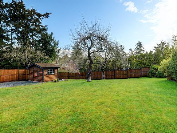 3rd image of 3919 Quadra St