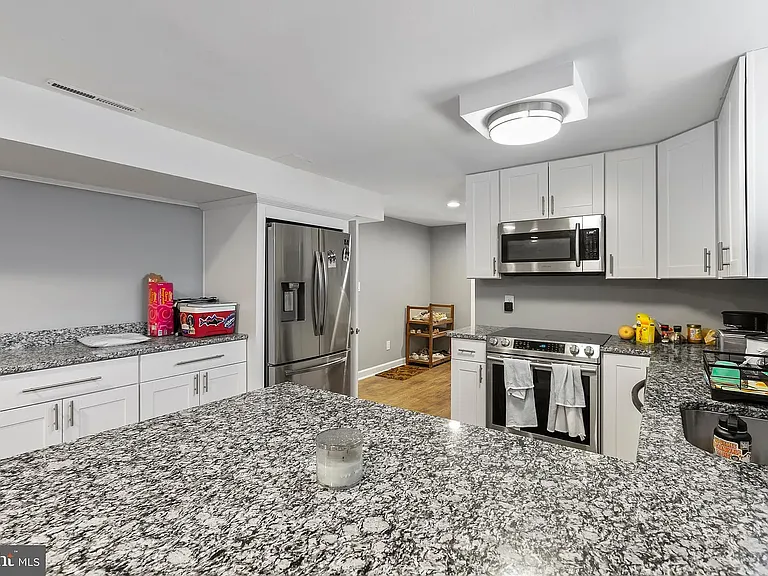 1321 Rowe St #B — Photo 13