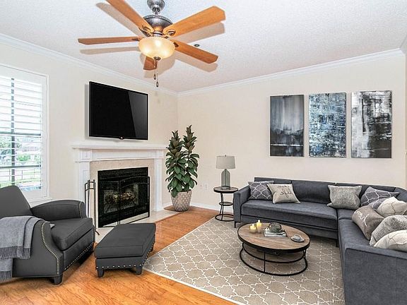3rd image of 1000 W Horatio St APT 121