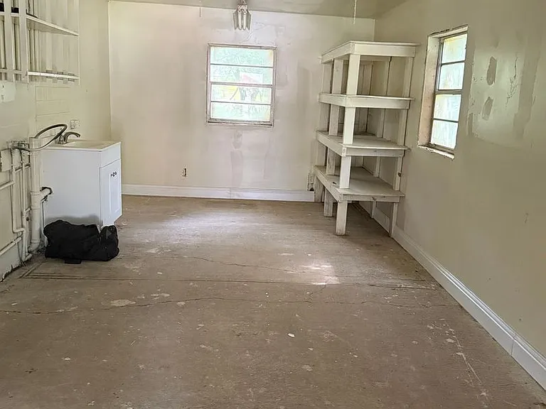 2919 Hillcrest Ave — Photo 3