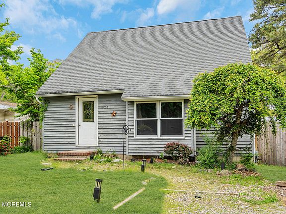 2nd image of 1924 Hillwood Road