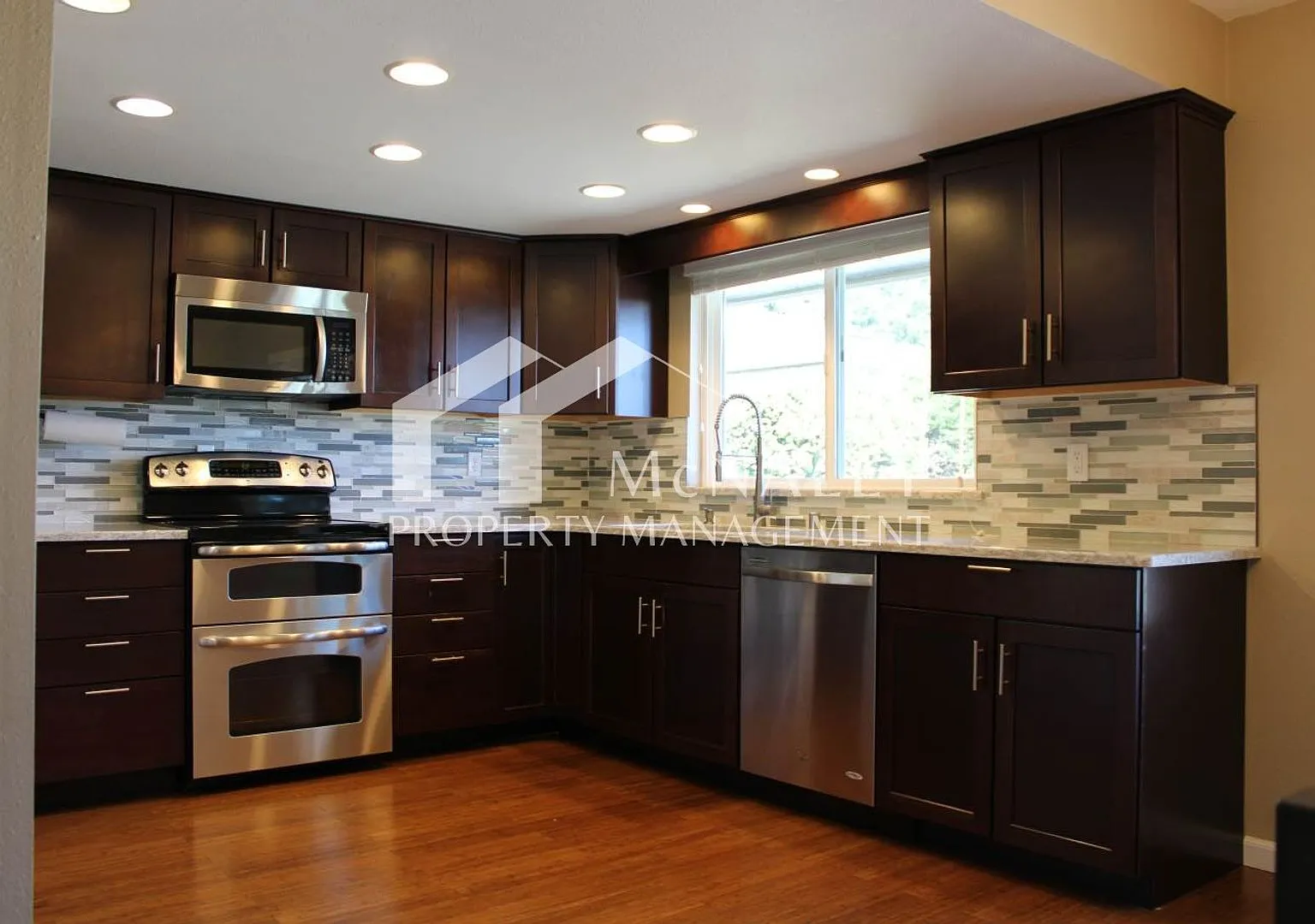 Spacious 3-Bedroom Home with Stunning Rainier Views & Private Beach Access — Photo 3