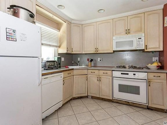 5th image of 42 Sandalwood Ave