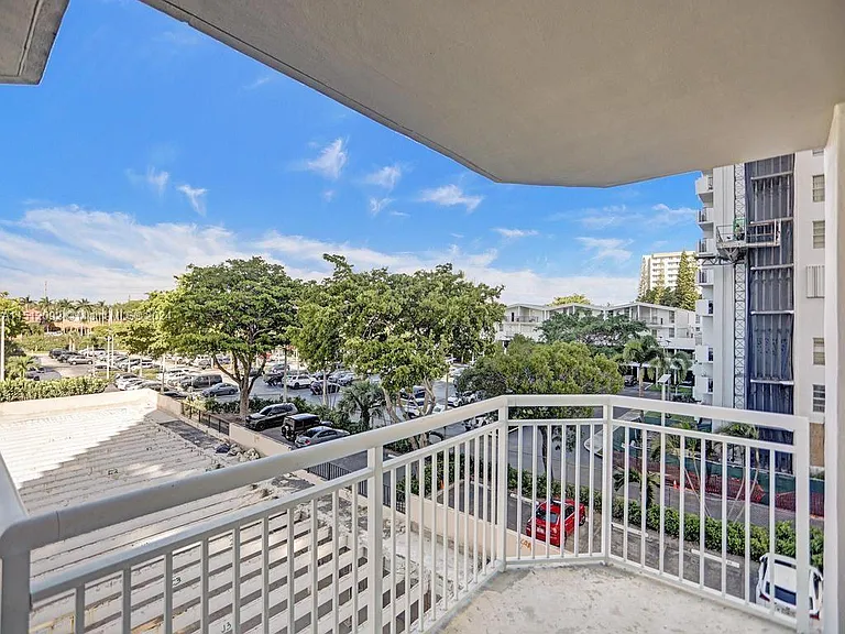 18051 Biscayne Blvd #304 — Photo 38