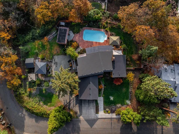 1710 NE Sunset Ln, Grants Pass, OR 97526