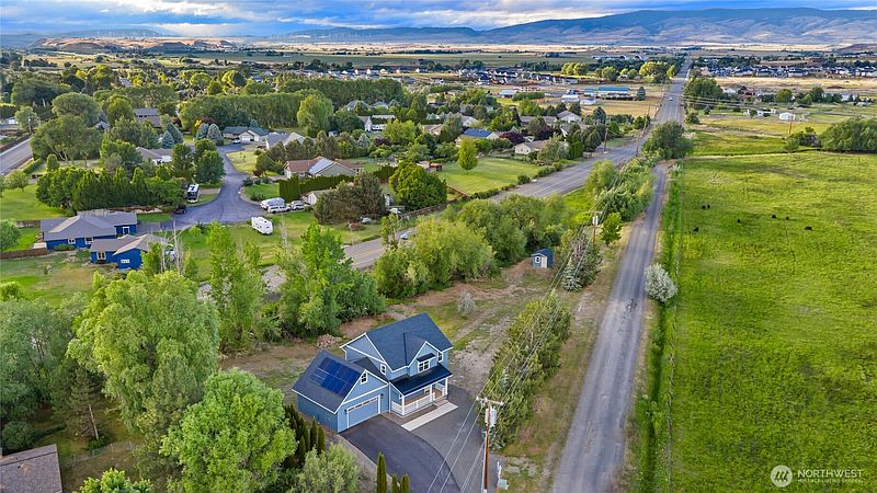 3rd image of 1603 W Dry Creek