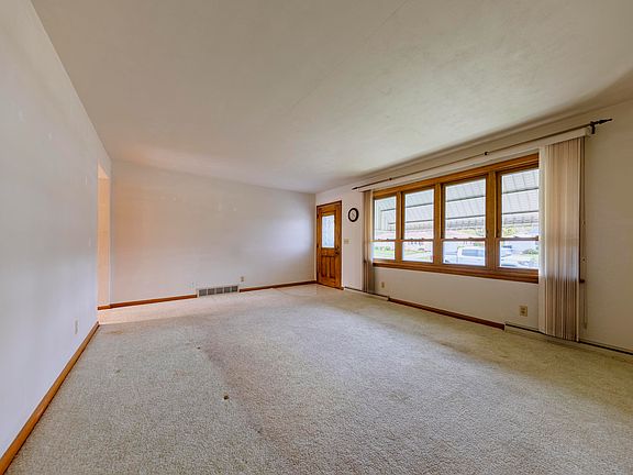 5th image of 1826 Bond Pl