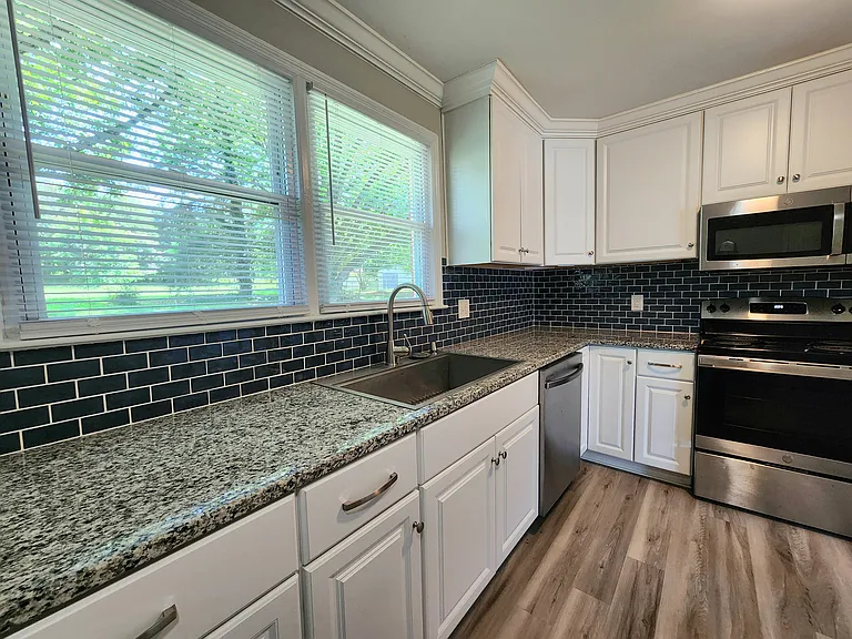 445 Summerland Dr — Photo 6