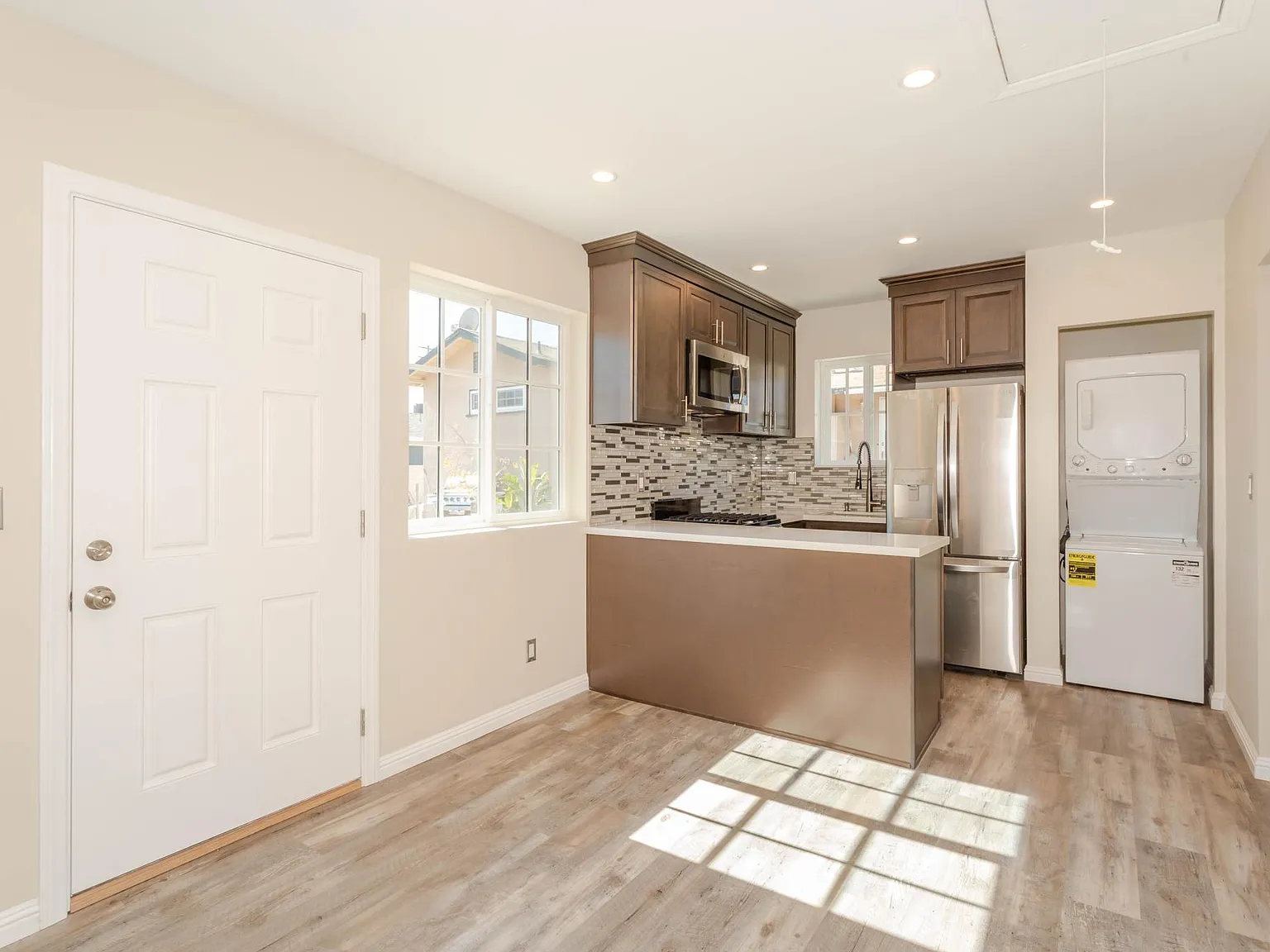 1 bed, 450 sqft, $2,100 — Photo 2