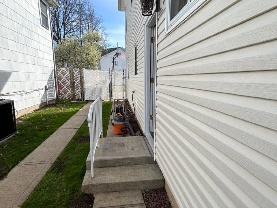 1st image of 114 Dawson Cir Floor 1
