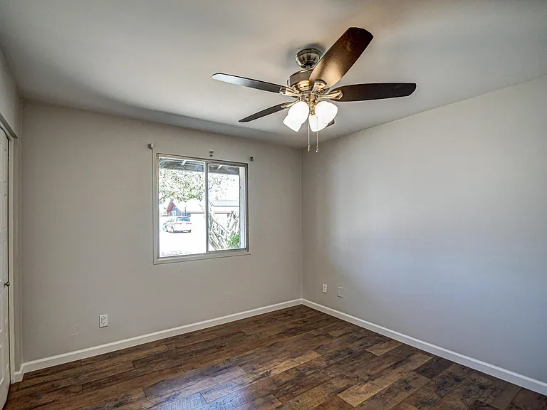 1039 E Geneva Dr — Photo 15