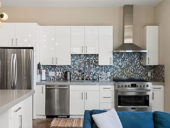 3rd image of 902 Calle Limon #B