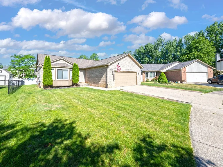 45925 Ashwood Ln — Photo 2