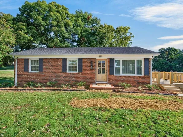 1540 Red Brush Rd, Mount Airy, NC 27030