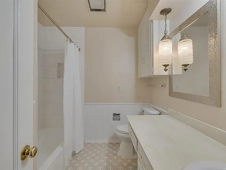 3057 W Wilshire Blvd — Photo 22