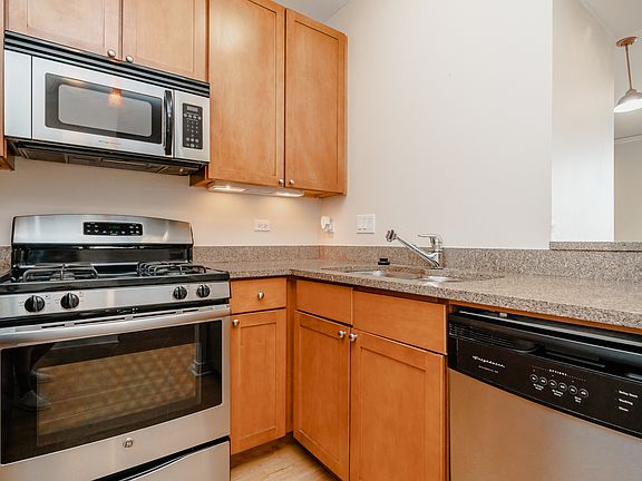 4th image of 200 N Jefferson St APT 1405