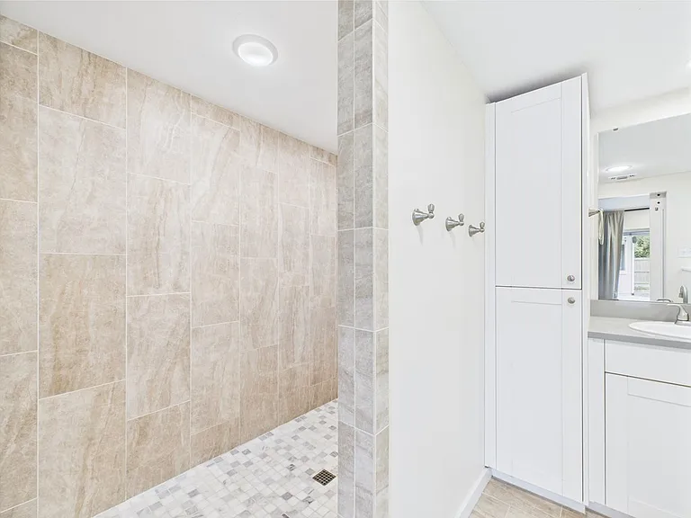 409 S Pear St — Photo 22