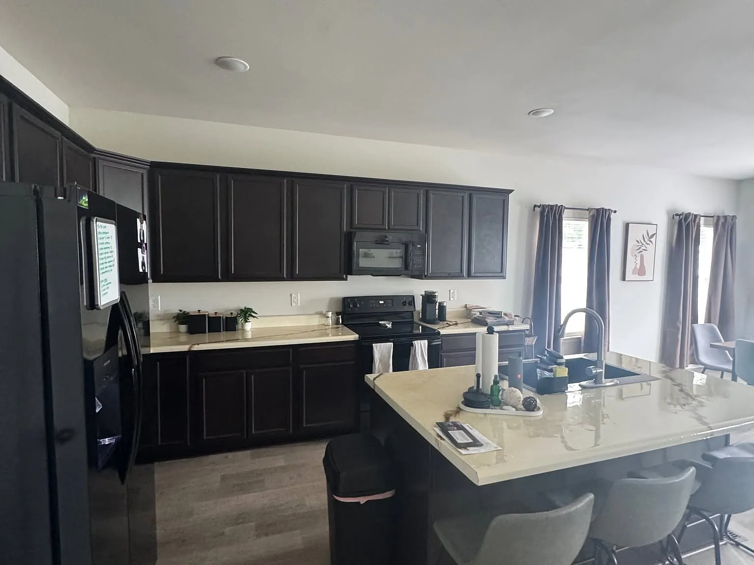 4 bed, 3.5 bath, 2867 sqft, $950 — Photo 2