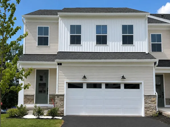1 Oakwood Ln #62, Sellersville, PA 18960