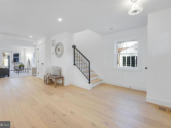 3rd image of 112 N Abingdon St