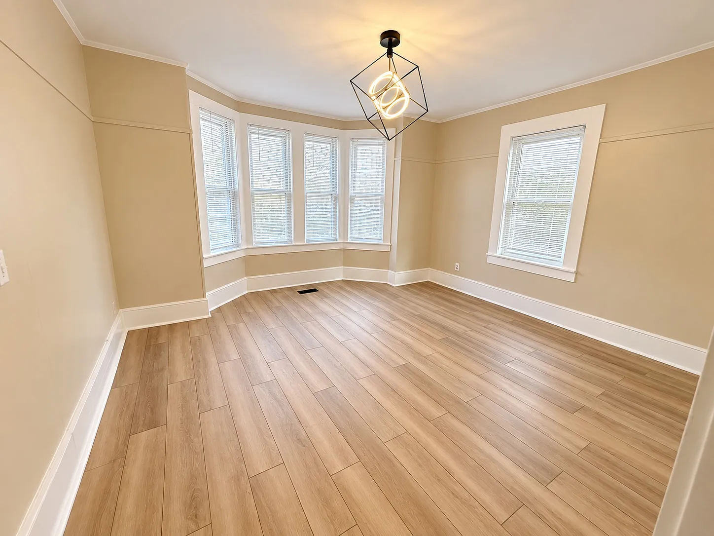 2 bed, 700 sqft, $2,100 — Photo 2