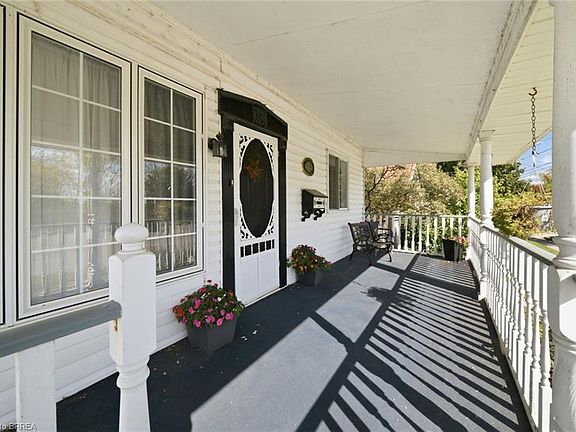 3rd image of 986 Colborne St