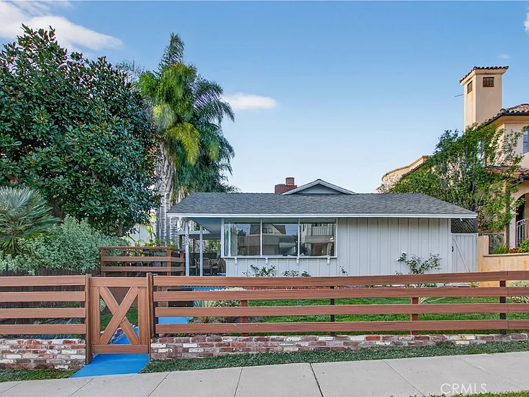 225 Iris Ave — Photo 1