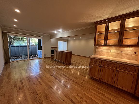 5th image of 114 Charter Oaks Cir