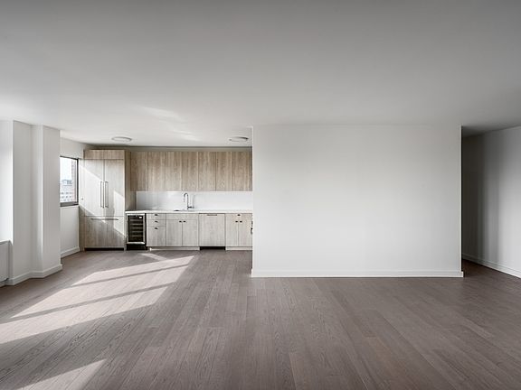 3rd image of 220 E 72nd St #19F2
