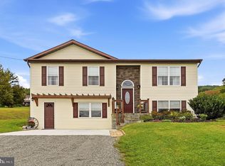 8 Scenic View Ln, Paw Paw, WV 25434