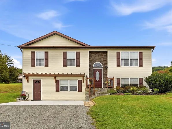8 Scenic View Ln, Paw Paw, WV 25434