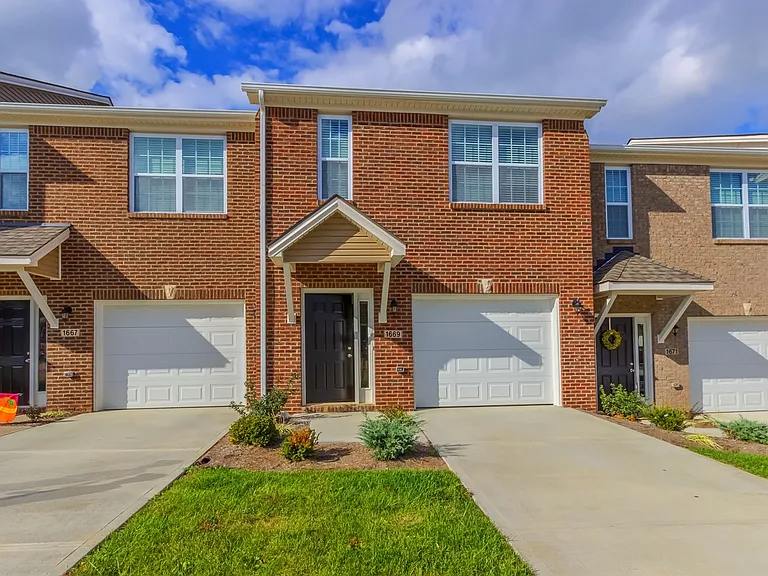Savannah Oaks Townhomes — Photo 9