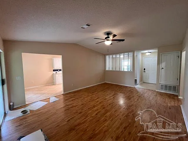 3 bed, 2.0 bath, 1548 sqft, $2,000 — Photo 3