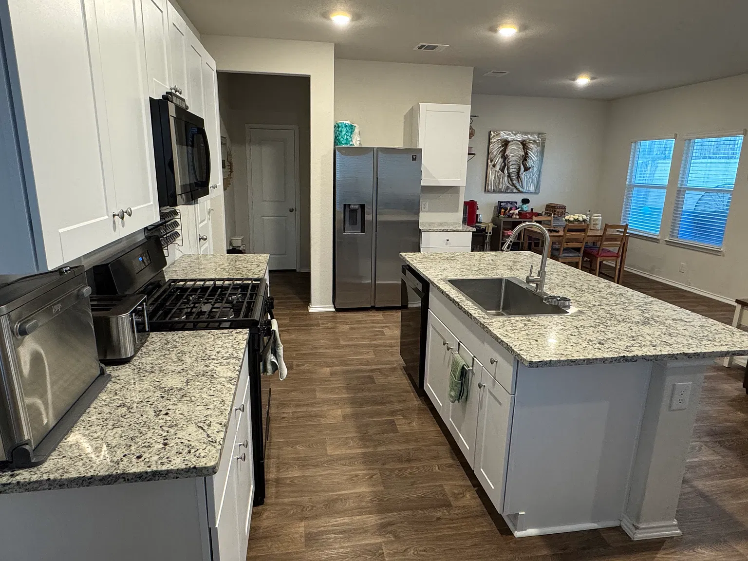 4 bed, 2.5 bath, 2223 sqft, $2,300 — Photo 2