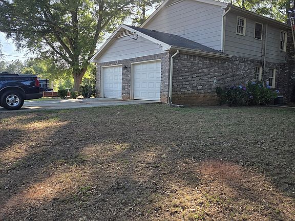 3rd image of 2206 Country Club Dr SE