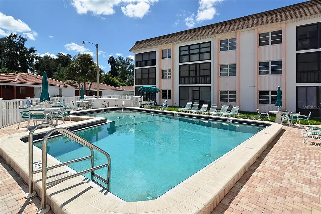 2 bed, 2.0 bath, 900 sqft, $7,500 — Photo 2