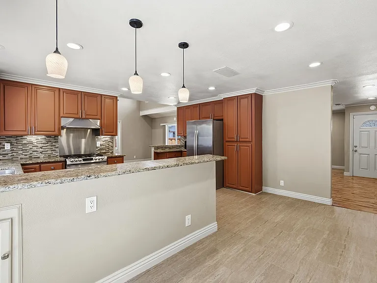 325 Goshen Ct — Photo 6