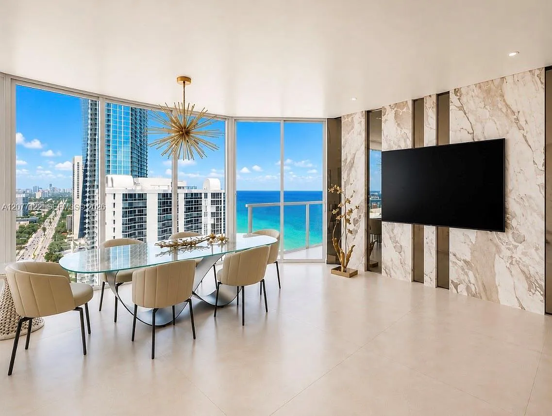La Perla Condo — Photo 1