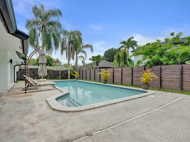620 SW 100th Ave — Photo 60