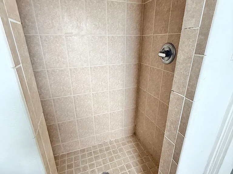 216 Orangeview Ln — Photo 3