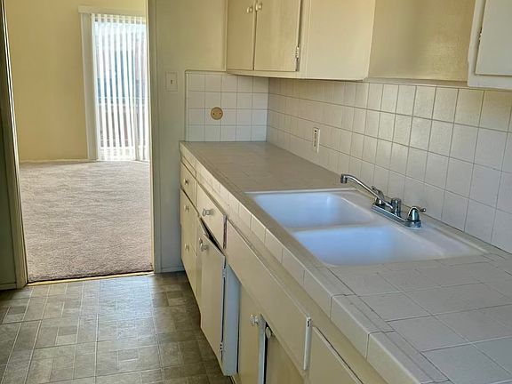 4th image of 514 W Hyde Park Blvd