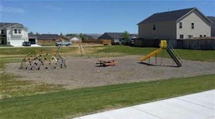 2nd image of 102 SW Quaker Dr