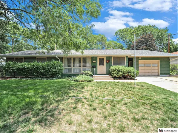8210 Chestnut Ln, Lincoln, NE 68510