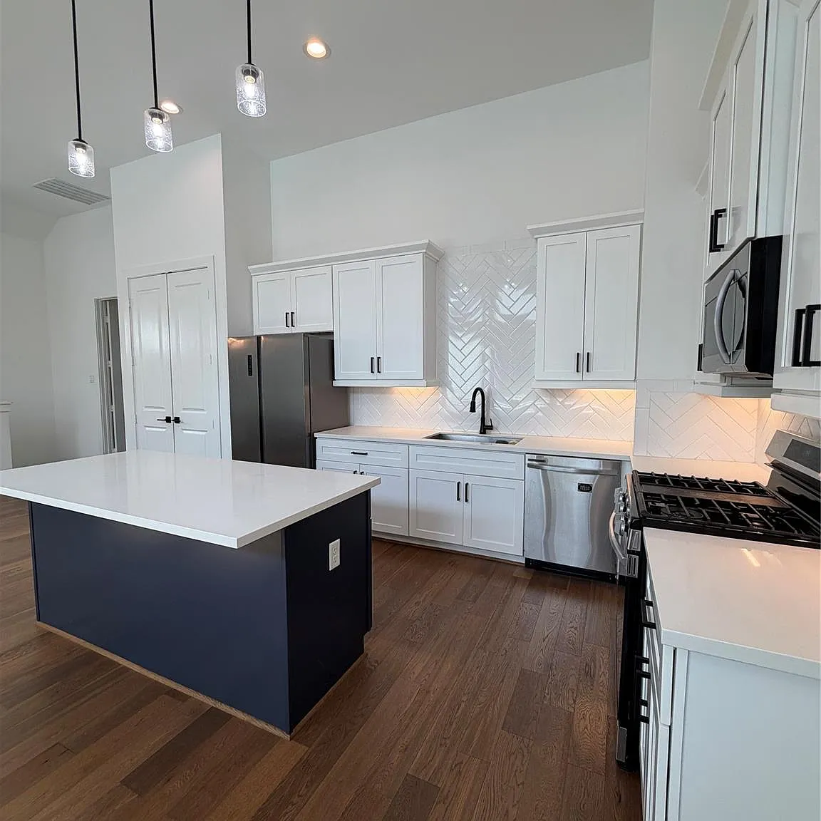 3 bed, 2.5 bath, $2,300 — Photo 4