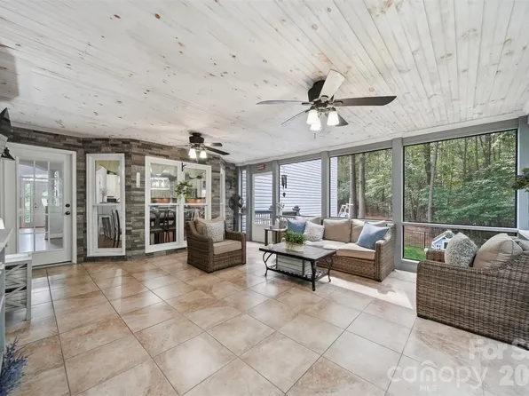 6253 Riviera Run Estates Dr, Hickory, NC 28601